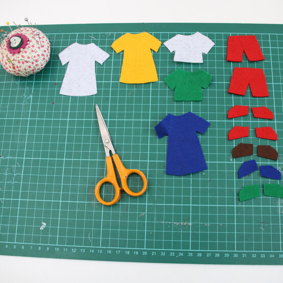 paper_dolls_felt_step_3.jpg?sw=554&q=85