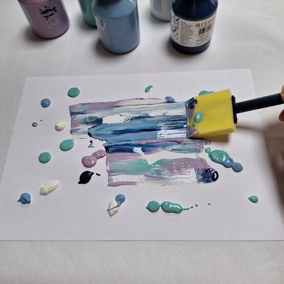 idea_paper-winter-bobble-hat_step1b.jpg?sw=554&q=85