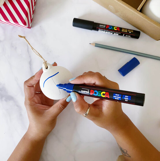 personalised-decorated-ceramic-baubles-3_2.jpg?sw=554&q=85