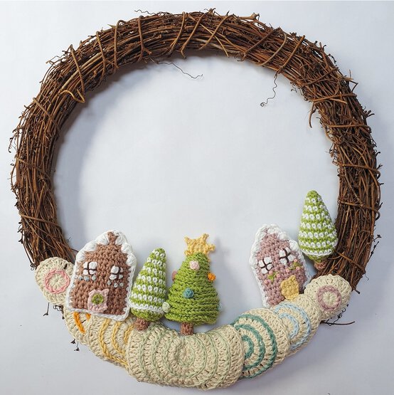 Idea_how-to-make-a-crochet-gingerbread-village-wreath_step12c.jpg?sw=554&q=85