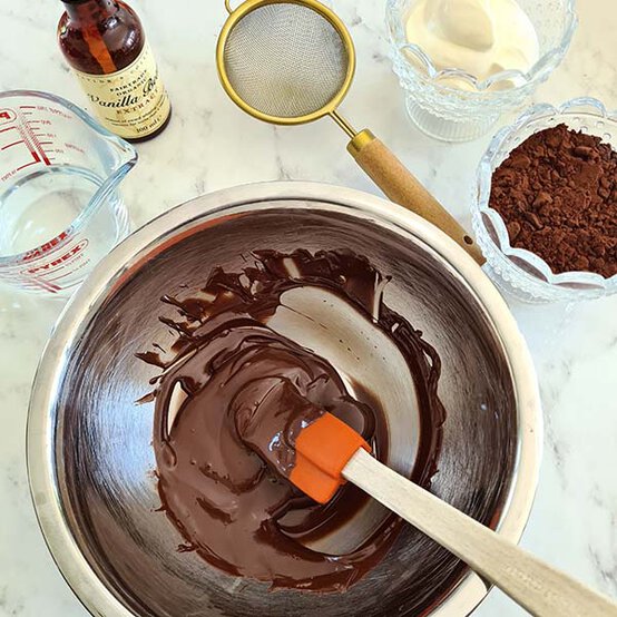 ideas%5Fhow%2Dto%2Ddecorate%2Da%2Dhalloween%2Dbundt%2Dcake%5Fstep%2D1b.jpg?sw=554&q=85