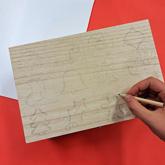 idea%5Fhow%2Dto%2Dmake%2Da%2Dcolourful%2Dchristmas%2Deve%2Dbox%5Fstep2.jpg?sw=554&q=85