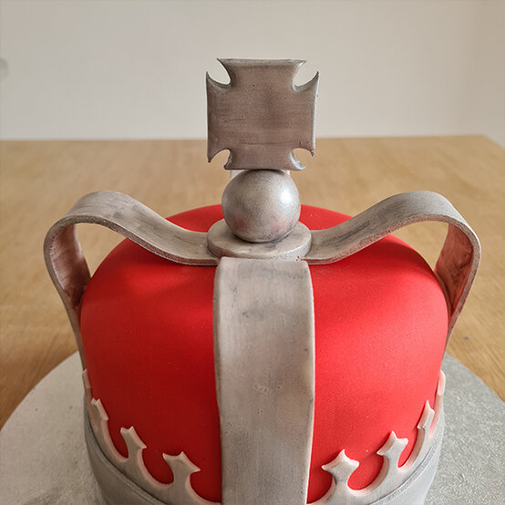 How-to-Make-a-Platinum-Jubilee-Showstopper-Cake_Step8c.jpg?sw=554&q=85