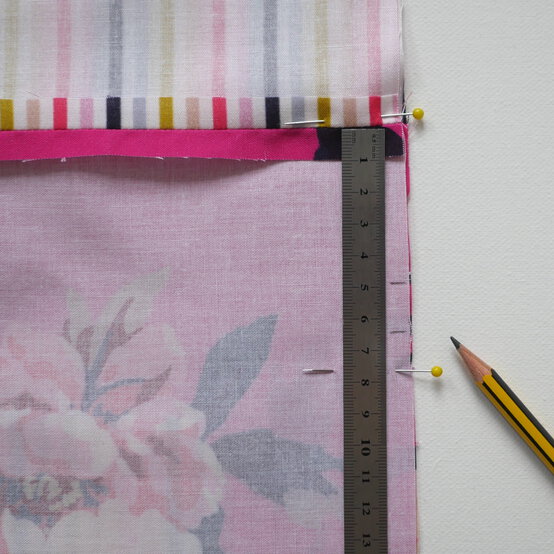 how_to_make_a_bottle_gift_bag_step-11.jpg?sw=554&q=85