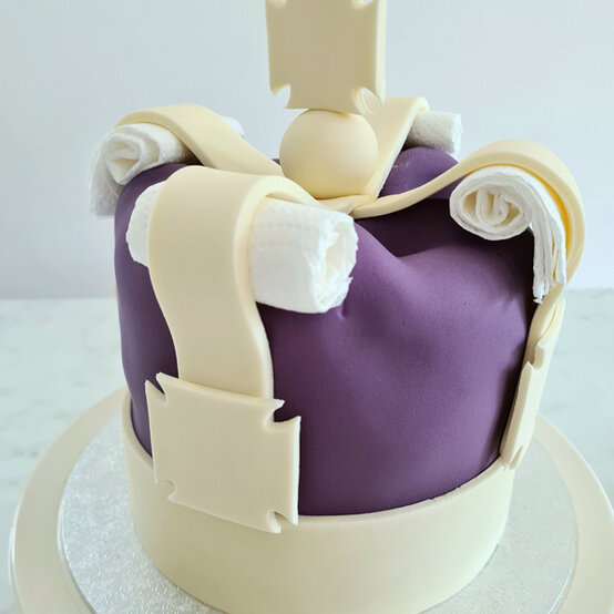 idea_how-to-make-a-coronation-cake_step15.jpg?sw=554&q=85