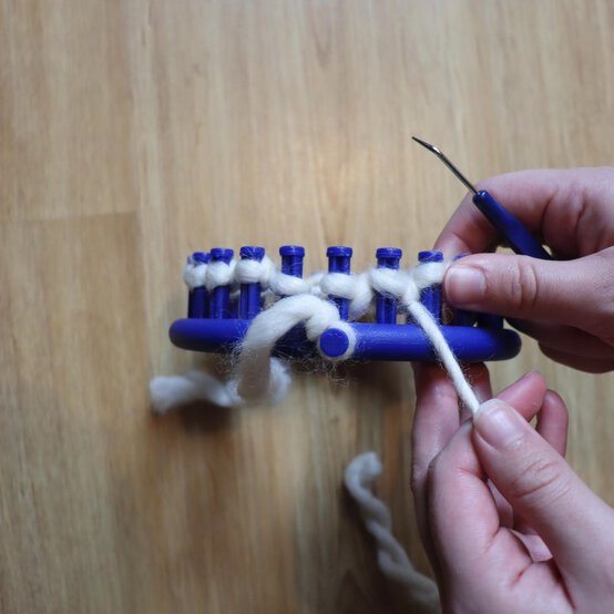 how_to_loom_knit_a_blanket_step_4c.jpg?sw=554&q=85