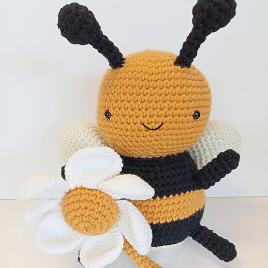 artisan-hazel-berry-amigurumi-bee.jpg?sw=554&q=85