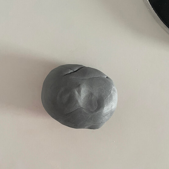 idea_how-to-decorate-a-rocket-cake_step14c.jpg?sw=554&q=85