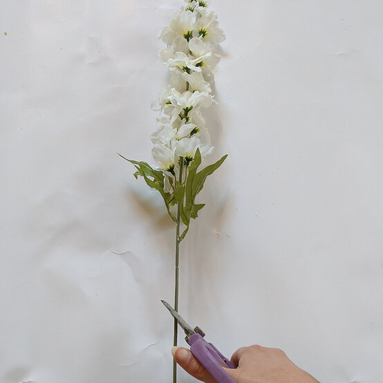 how-to-create-a-wedding-floral-arrangement_step2.jpg?sw=554&q=85