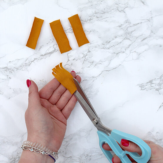 how_to_make_rag_rug_wreath_4.jpg?sw=554&q=85