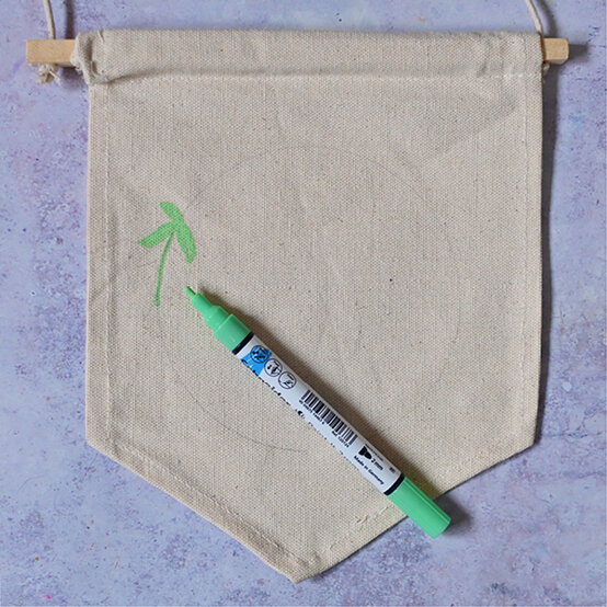 how-to-use-paint-markers_fabric_step2.jpg?sw=554&q=85