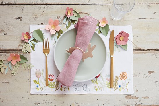 cricut_how_to_make_an_embroidered_place_mat.jpg?sw=554&q=85