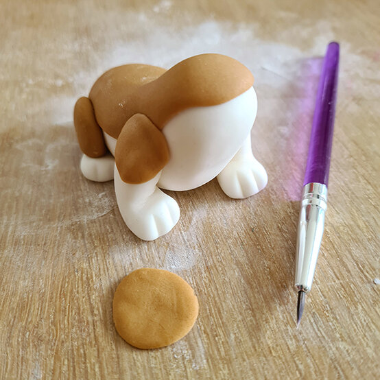 How-to-Make-a-Platinum-Jubilee-Showstopper-Cake_Step21c.jpg?sw=554&q=85