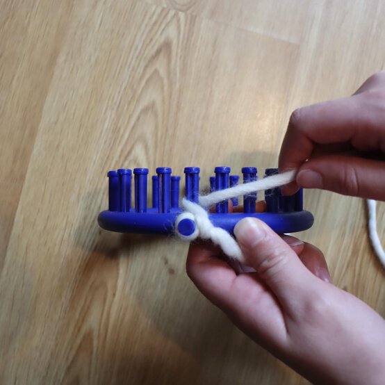 how_to_loom_knit_a_blanket_step_2a.jpg?sw=554&q=85