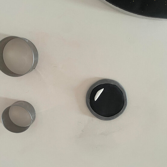 idea_how-to-decorate-a-rocket-cake_step17g.jpg?sw=554&q=85