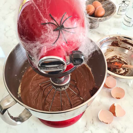 ideas%5Fhow%2Dto%2Ddecorate%2Da%2Dhalloween%2Dbundt%2Dcake%5Fstep%2D2c.jpg?sw=554&q=85