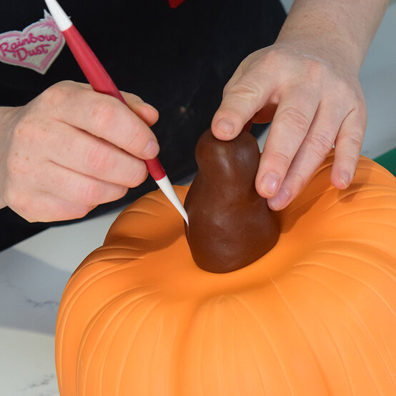 pumpkin-pinata-cake_step17_4.jpg?sw=554&q=85