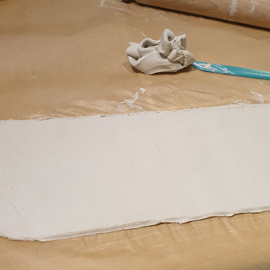 idea_messy-crafts-for-kids-pots_step2d.jpg?sw=554&q=85