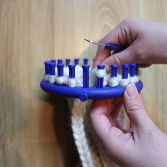 how_to_loom_knit_a_blanket_step_7f.jpg?sw=554&q=85