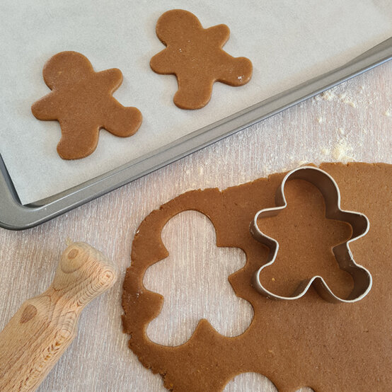 idea_christmas-gingerbread-people_step5.jpg?sw=554&q=85