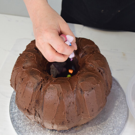 pumpkin-pinata-cake_step12.jpg?sw=554&q=85