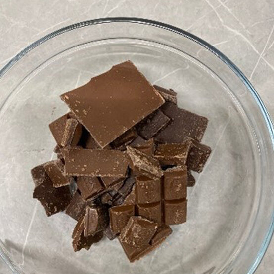 Idea_how-to-make-speckled-chocolate-mini-eggs_step2.jpg?sw=554&q=85