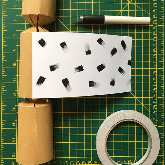 lorna-slessor-christmas-collection-cracker2.jpg?sw=554&q=85