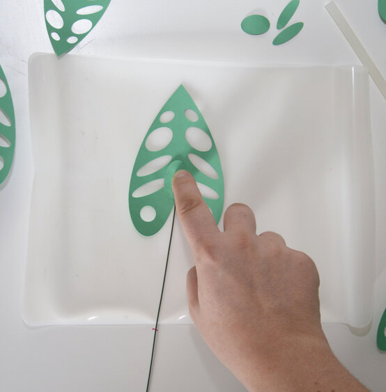 cricut_how_to_make_a-_paper_monstera_plant_step9_2.jpg?sw=554&q=85