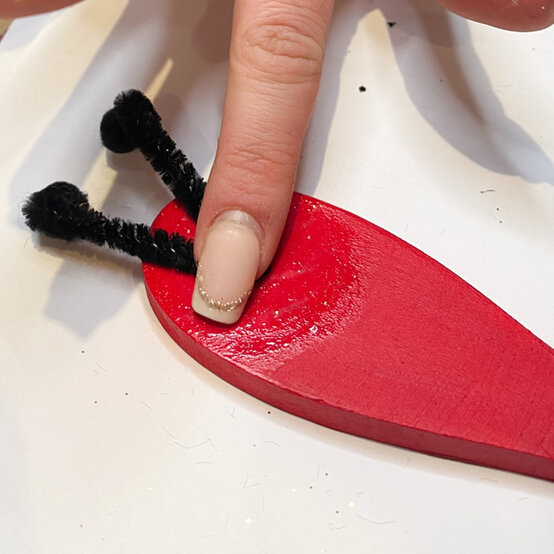 idea_how-to-make-story-spoons-ladybird_step4.jpg?sw=554&q=85