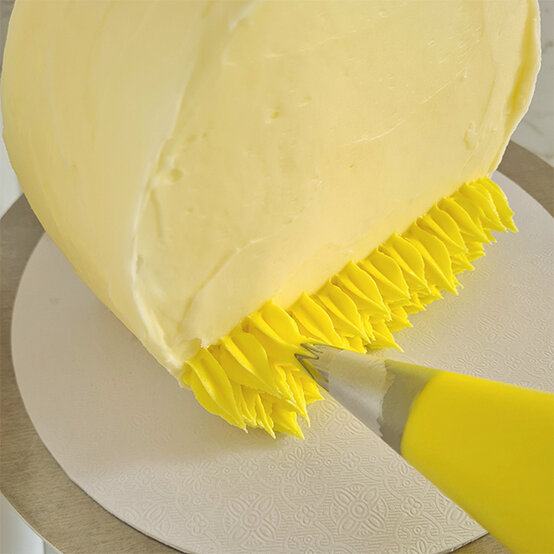 how-to-make-an-easter-chick-cake_step-4b.jpg?sw=554&q=85