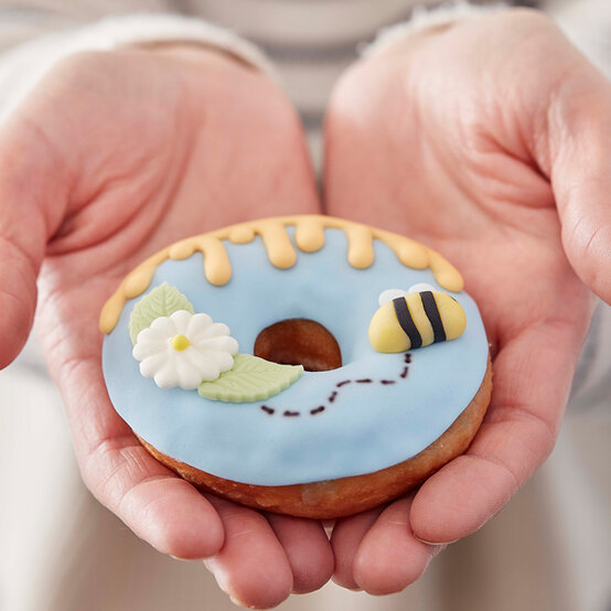 idea_easter-baking-ideas_bee.jpg?sw=554&q=85