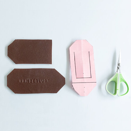 fimo-leather-effect_travel-time_luggage-tag_step-3.jpg?sw=554&q=85
