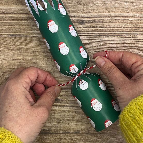 how%2Dto%2Dmake%2Dbright%2Dchristmas%2Dcrackers%5Fstep%2D6a.jpg?sw=554&q=85