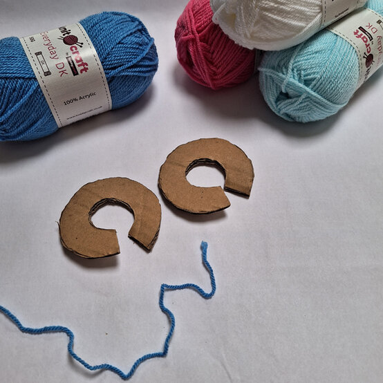 idea_paper-winter-bobble-hat_step4b.jpg?sw=554&q=85