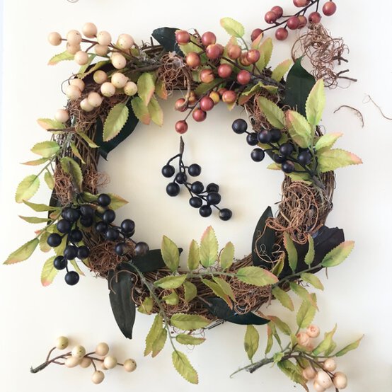 Autumnal%20Wreath%20step%20three.jpeg?sw=554&q=85