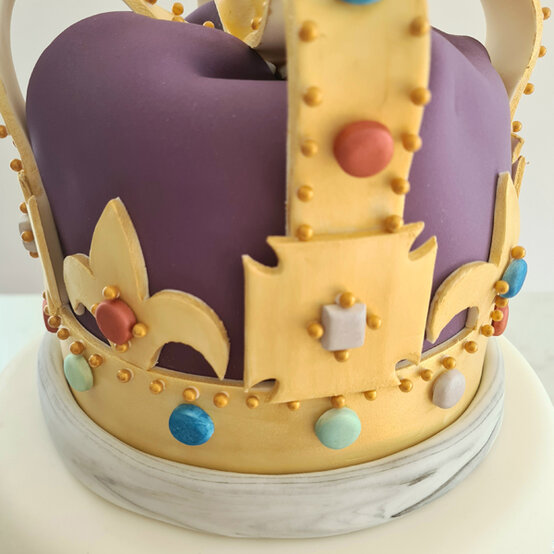 idea_how-to-make-a-coronation-cake_step19.jpg?sw=554&q=85