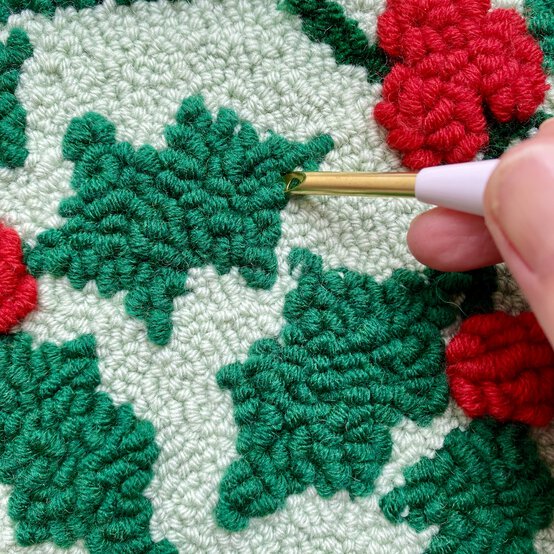 christmaspunchneedlestocking_step_10_neatening_with_needle.jpg?sw=554&q=85