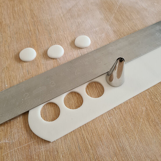 How-to-Make-a-Platinum-Jubilee-Showstopper-Cake_Step5b.jpg?sw=554&q=85