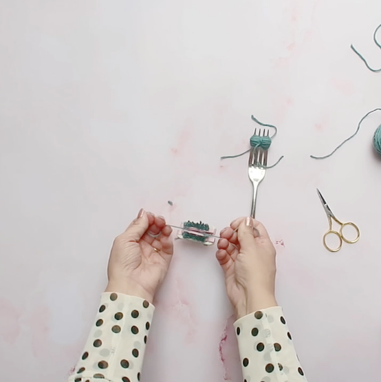 how_to_gift_wrap_with_your_yarn_scraps_pom-pom-5.png?sw=554&q=85