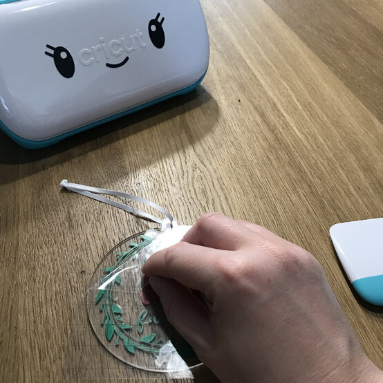 idea_cricut-acrylic-bauble-shaw_step5c.jpg?sw=554&q=85