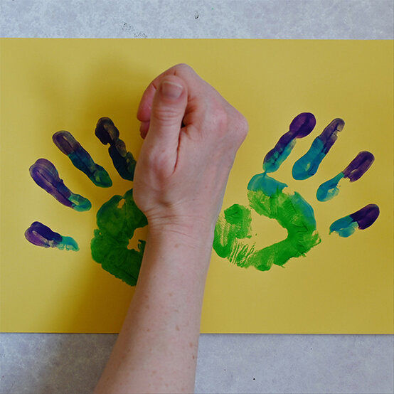kids-handprint-art-ideas_peacock-3.jpg?sw=554&q=85