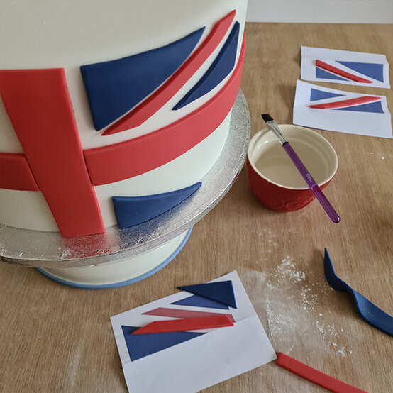 How-to-Make-a-Platinum-Jubilee-Showstopper-Cake_Step18b.jpg?sw=554&q=85