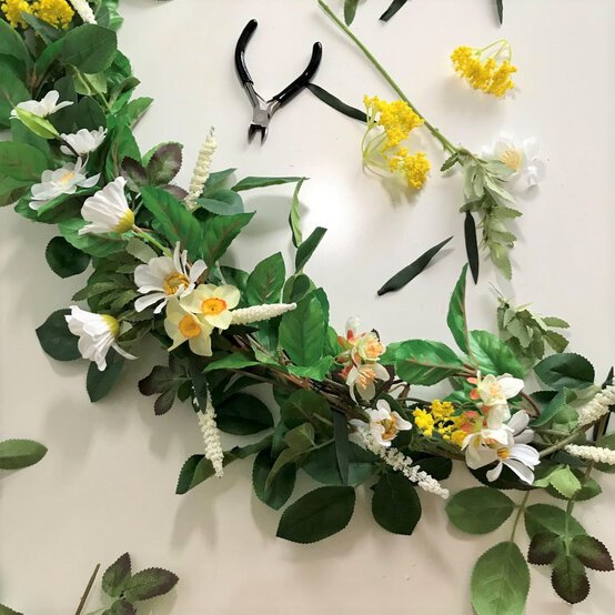 Idea_how-to-make-a-spring-garland_step3.jpeg?sw=554&q=85