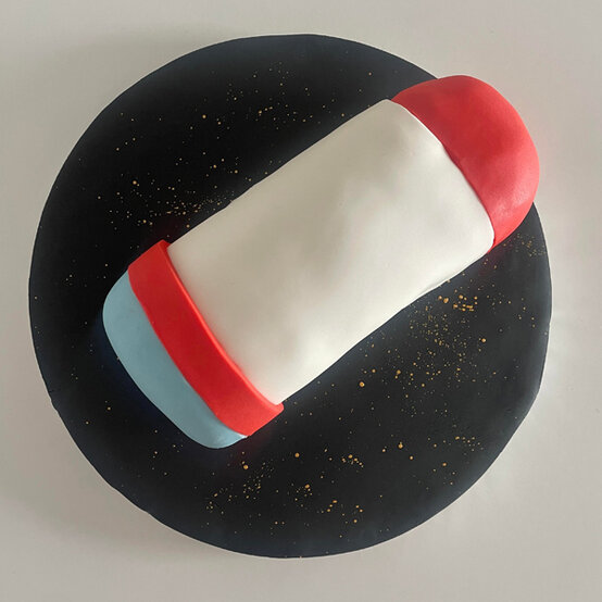 idea_how-to-decorate-a-rocket-cake_step12b.jpg?sw=554&q=85