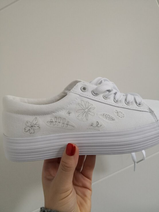 embroidered_shoe_3.jpg?sw=554&q=85