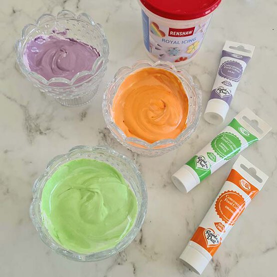 ideas%5Fhow%2Dto%2Ddecorate%2Da%2Dhalloween%2Dbundt%2Dcake%5Fstep%2D5a.jpg?sw=554&q=85