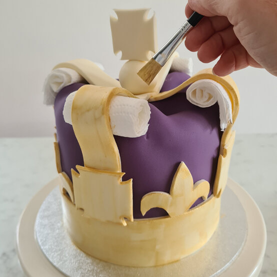 idea_how-to-make-a-coronation-cake_step17b.jpg?sw=554&q=85