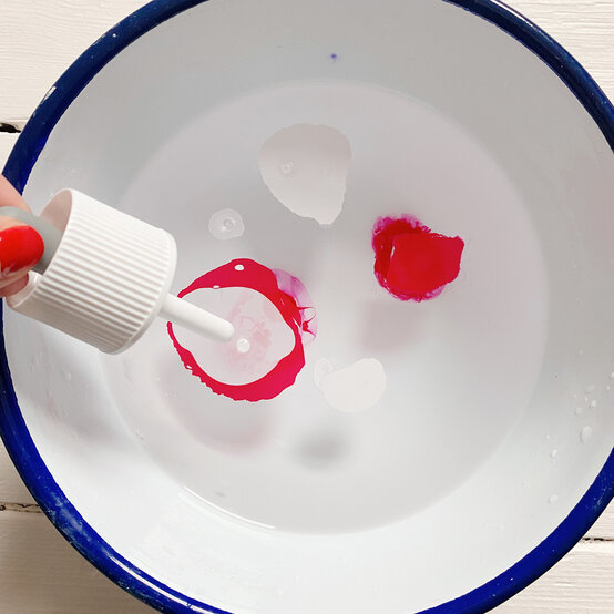 how_to_make_marbled_eggs_1.jpg?sw=554&q=85