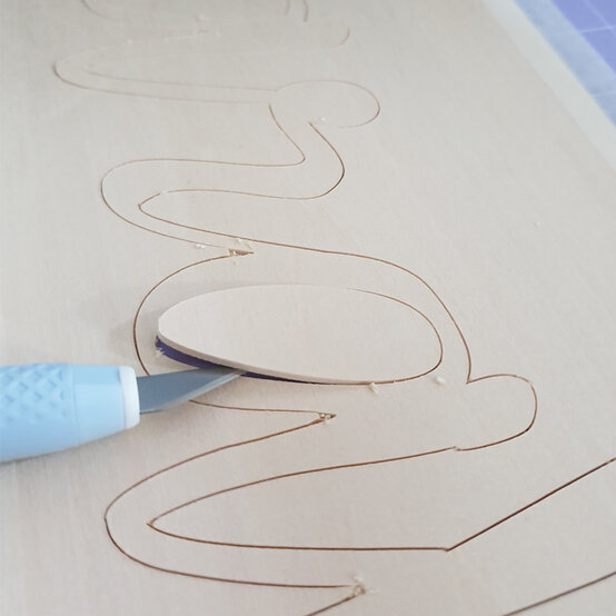 cricut_spring_wreath_step_25.jpg?sw=554&q=85