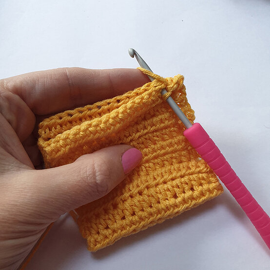 how-to-crochet-an-autumn-squirrel-wreath_pumpkin1.jpg?sw=554&q=85